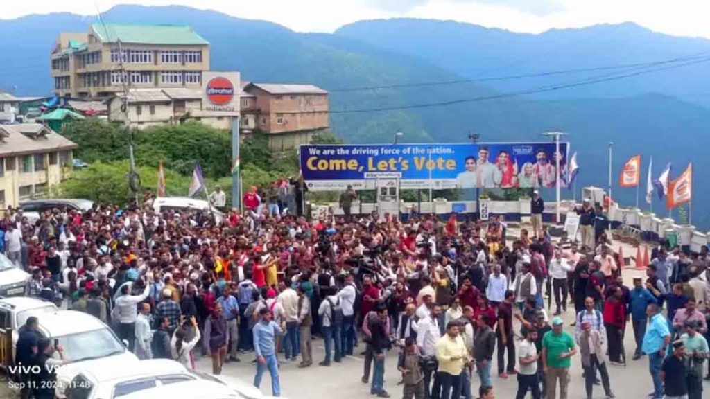 Sanjauli Mosque Dispute: Tension increased in Shimla, lathicharge on protesters moving towards Sanjauli Mosque, many injured