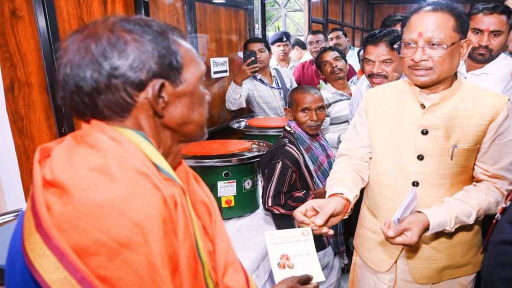 Chief Minister Sai gave electric wheels to 100 Kumbhakars, the craftsmen presented their artwork to the Chief Minister