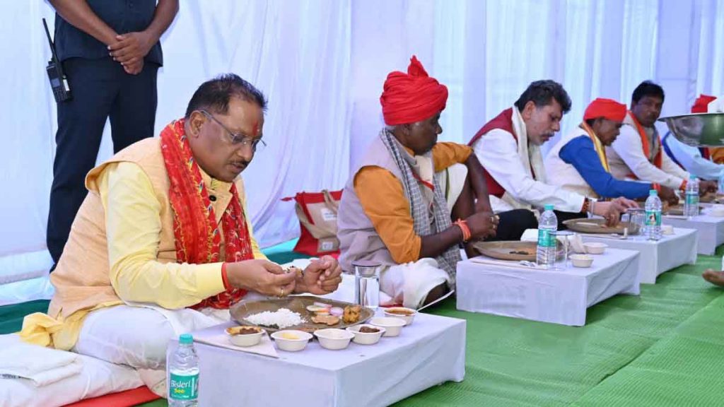 CM Sai had lunch with the traditional members of Manjhi-Chalaki and Bastar Dussehra festival at Amcho Bastar Club