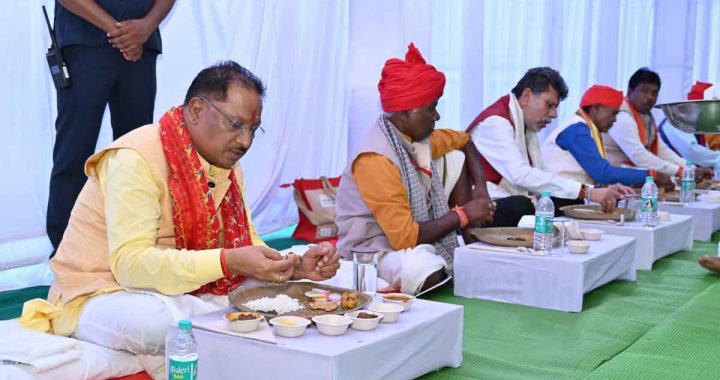 CM Sai had lunch with the traditional members of Manjhi-Chalaki and Bastar Dussehra festival at Amcho Bastar Club