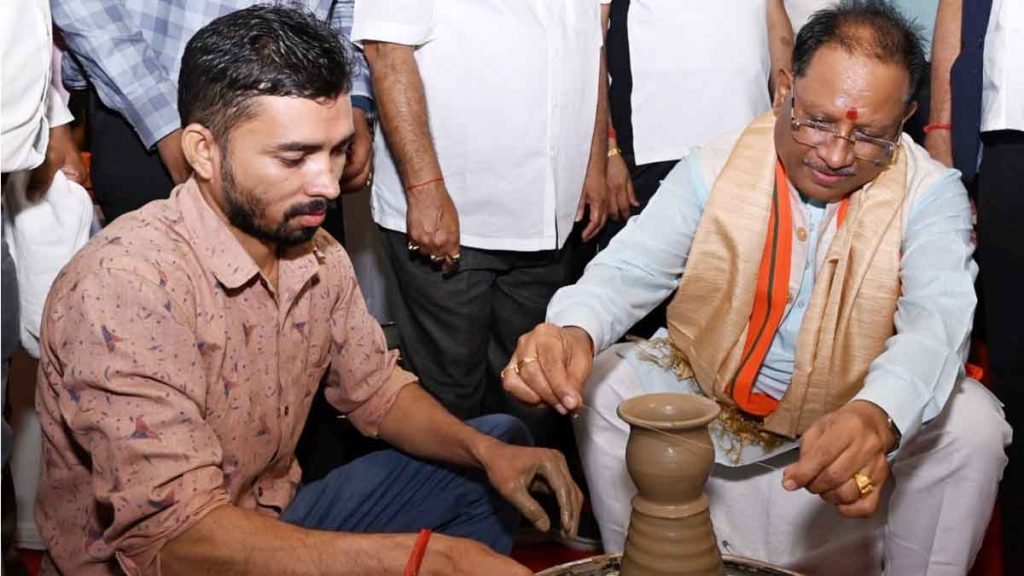 Gandhi Jayanti: CM Vishnu Dev Sai showed his skills on the wheel, made a clay bowl