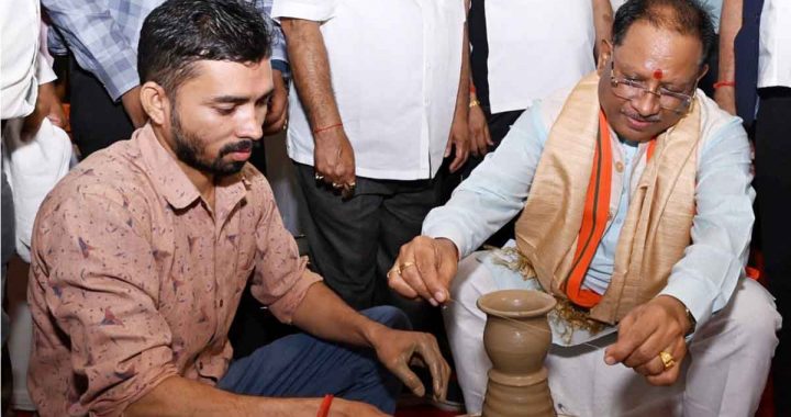 Gandhi Jayanti: CM Vishnu Dev Sai showed his skills on the wheel, made a clay bowl