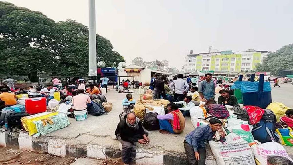 Exodus of migrant laborers from Kashmir Valley