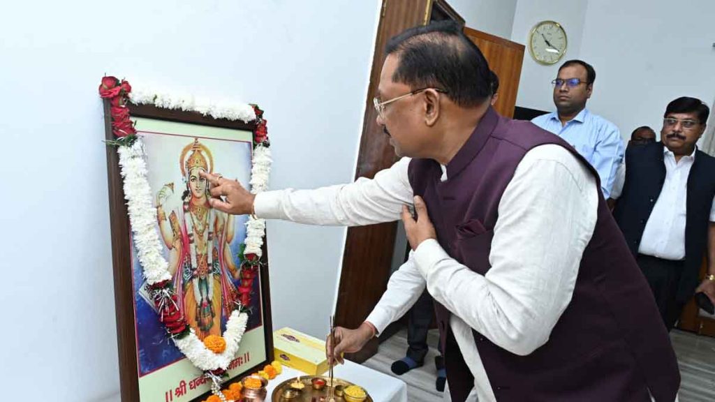 The Chief Minister prayed to Lord Dhanvantri and sought blessings for the health of the people of the state