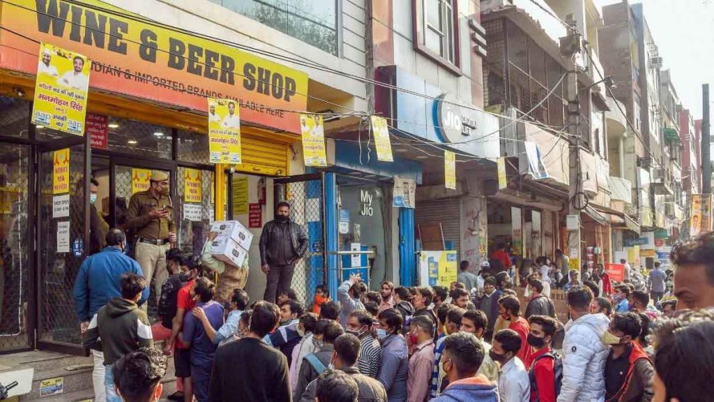 Delhi's scoundrels guzzle liquor worth Rs 450 crore