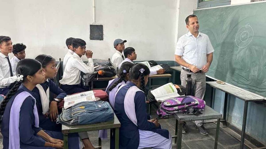 Education Secretary Siddharth Komal Singh Pardeshi played the role of a teacher, explained the science of artificial satellite to the students