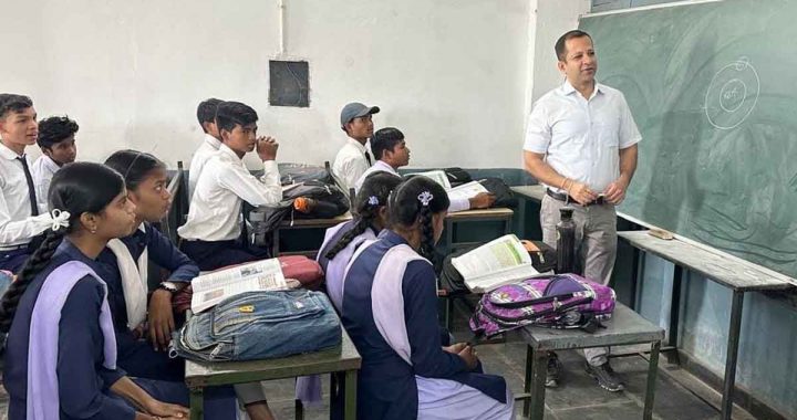 Education Secretary Siddharth Komal Singh Pardeshi played the role of a teacher, explained the science of artificial satellite to the students