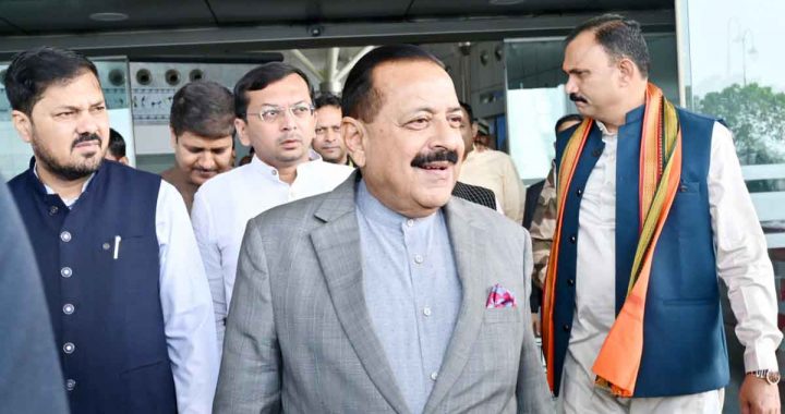 Union Minister of State Dr. Jitendra Singh was warmly welcomed by Health Minister Jaiswal at the airport