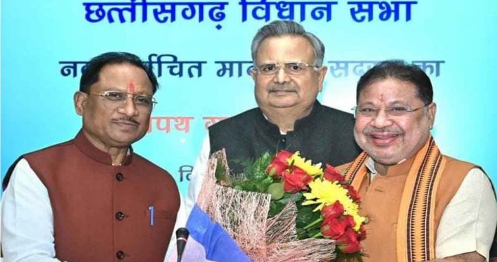 Assembly Speaker Dr. Raman Singh administered the oath of assembly membership to the newly elected MLA Sunil Soni…