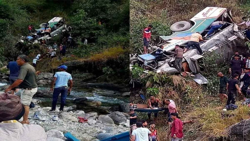 BREAKING: A bus carrying 40 passengers fell into a ditch; 10 people died