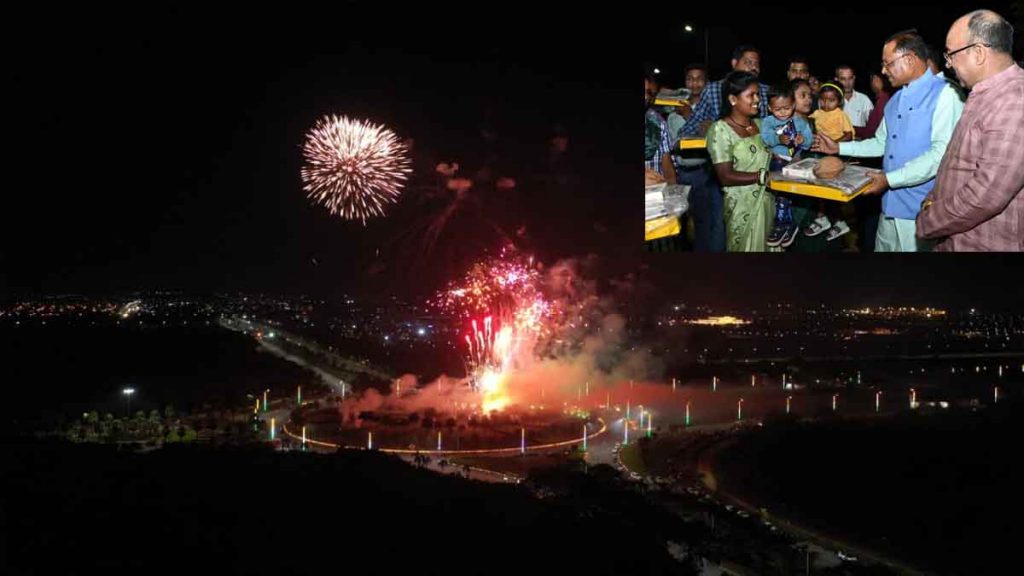 On the foundation day of Chhattisgarh state, 11 thousand lamps illuminated the Ekatma Path