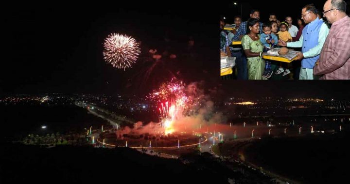 On the foundation day of Chhattisgarh state, 11 thousand lamps illuminated the Ekatma Path