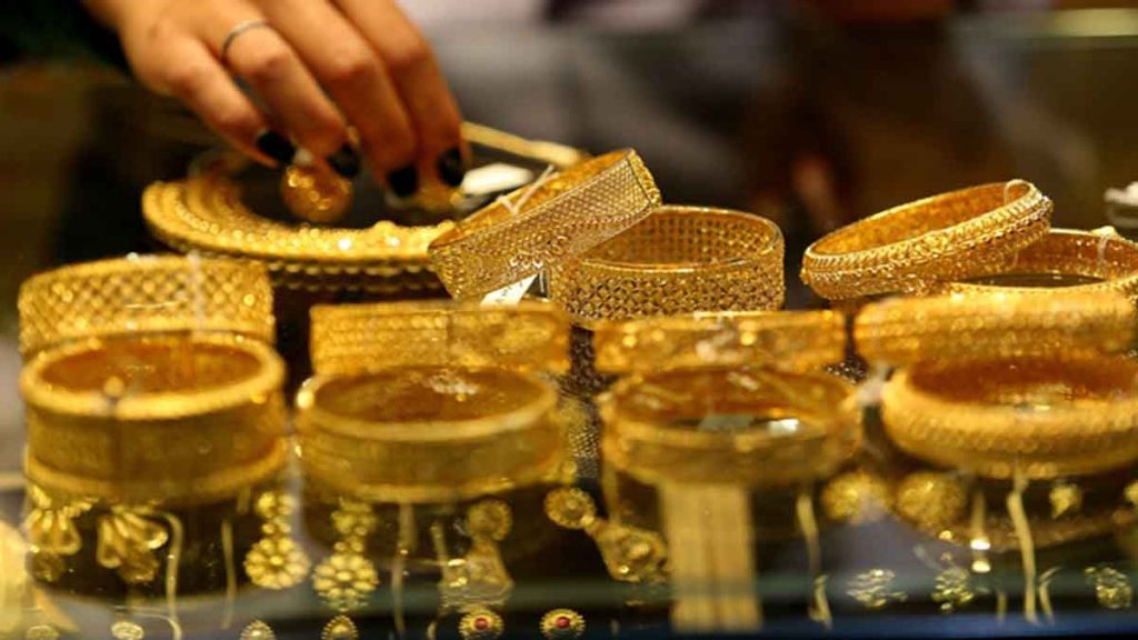 Gold became cheaper by 2000 rupees; Is it beneficial to buy gold at this time, what do experts say?