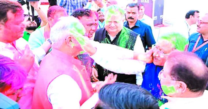 Honorables celebrated Holi in the Vidhan Sabha, threw abir gulal and danced to phaag songs