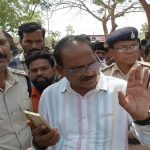 गरियाबंद : एसडीओ को किसानों ने बनाया बंधक