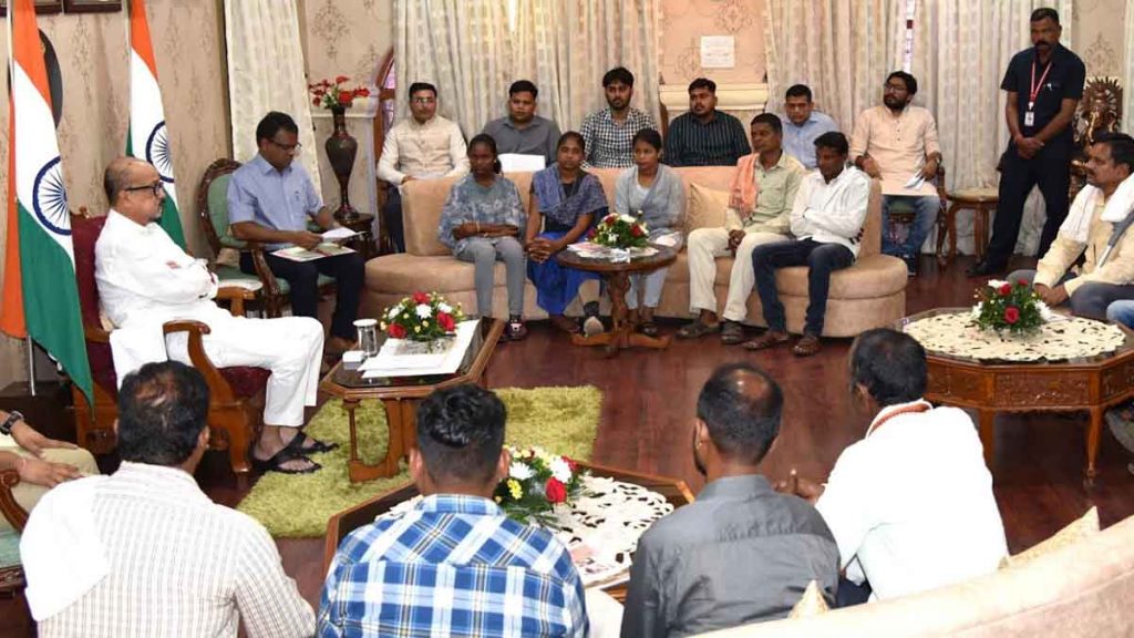 Villagers of Bastar affected by Naxal violence met the Governor, affected people will get all possible help