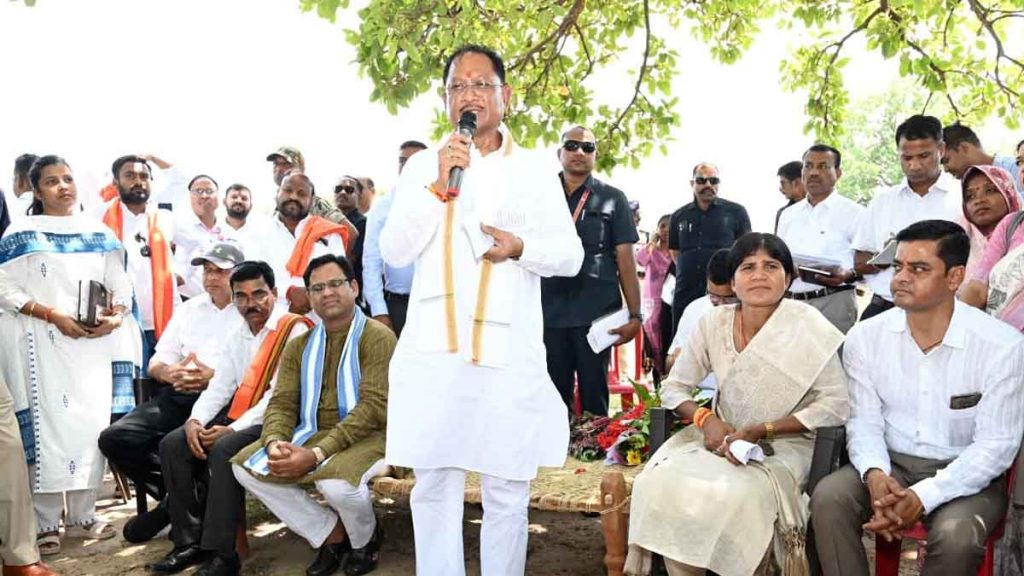 Chaupal of good governance under the shade of Mahua tree: Sudden visit of Chief Minister to Chukti Pani..