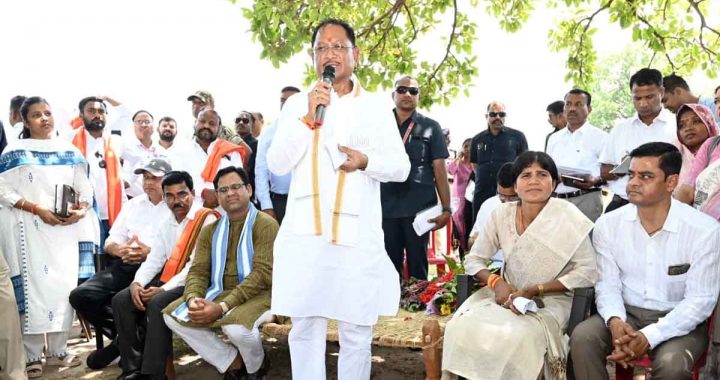 Chaupal of good governance under the shade of Mahua tree: Sudden visit of Chief Minister to Chukti Pani..