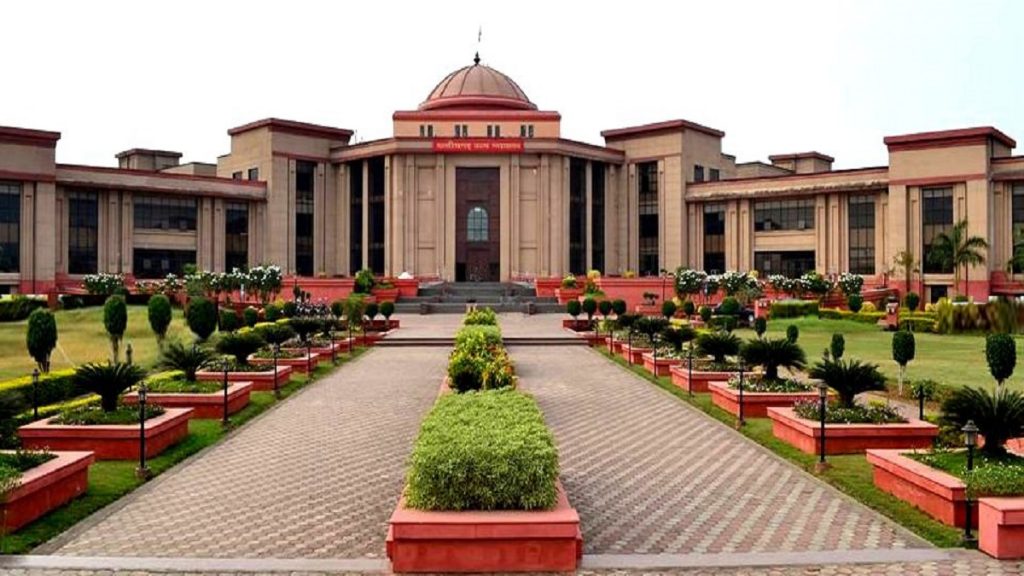 River Origin Protection Chhattisgarh : छत्तीसगढ़ की 19 नदियों के मूल स्रोत अब रहेंगे सुरक्षित…हाई कोर्ट के आदेश से जलवायु और भविष्य दोनों को राहत… राज्य की 19 नदियों के उद्गम स्थलों को संरक्षित करने की कवायद अब कानूनी निर्देशों के तहत होगी। प्राकृतिक धरोहर को बचाने की दिशा में यह एक ऐतिहासिक पहल मानी जा रही है। River Origin Protection Chhattisgarh : छत्तीसगढ़ की नदियों के स्वरूप और अस्तित्व पर मंडरा रहे संकट के बीच, एक बेहद निर्णायक मोड़ सामने आया है। न्यायालय के ताजा निर्देशों के तहत अब राज्य की 19 प्रमुख नदियों के उद्गम स्थलों को संरक्षित करने के लिए एक उच्चस्तरीय समिति गठित की जाएगी। यह आदेश केवल कागजों की खानापूर्ति नहीं, बल्कि राज्य की प्राकृतिक पहचान और भावी जल संसाधन सुरक्षा का एक ठोस प्रारंभ माना जा रहा है। अदालत ने स्पष्ट किया है कि हर नदी के मूल स्रोत को राजस्व रिकार्ड में विधिवत दर्ज और चिन्हित किया जाए, ताकि भविष्य में कोई भ्रम या अतिक्रमण की संभावना न रहे। इसी संदर्भ में न्यायालय ने शासन से इस प्रक्रिया की जानकारी एक शपथपत्र के माध्यम से प्रस्तुत करने का निर्देश भी जारी किया है। समस्या केवल पानी की नहीं, पहचान की भी है River Origin Protection Chhattisgarh खनन के खतरनाक परिणाम और न्यायिक सजगता