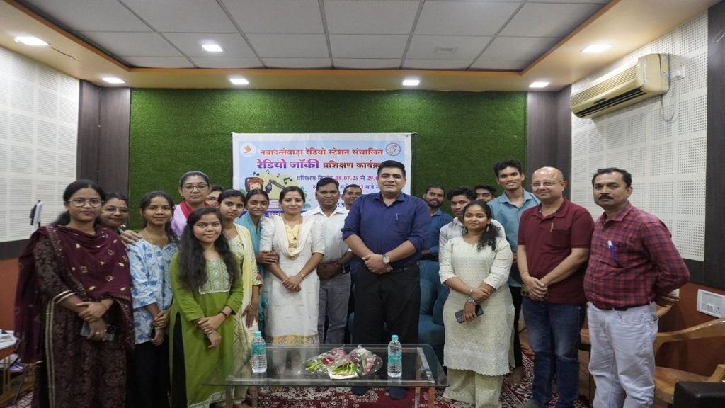 Radio became the voice of the youth…Collector reached Navadantewada RJ training…said- “Change also comes from radio”