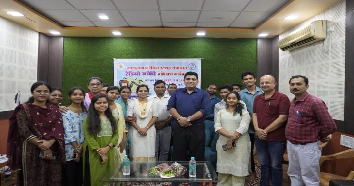 Radio became the voice of the youth…Collector reached Navadantewada RJ training…said- “Change also comes from radio”