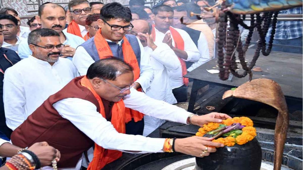 Chief Minister reached Shri Shri 108 Shri Satyanarayan Baba Dham Kosmanara and prayed for the happiness, prosperity and well-being of the people of the state