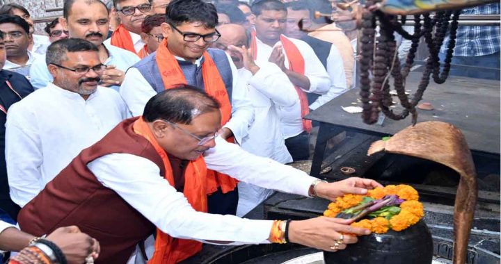 Chief Minister reached Shri Shri 108 Shri Satyanarayan Baba Dham Kosmanara and prayed for the happiness, prosperity and well-being of the people of the state