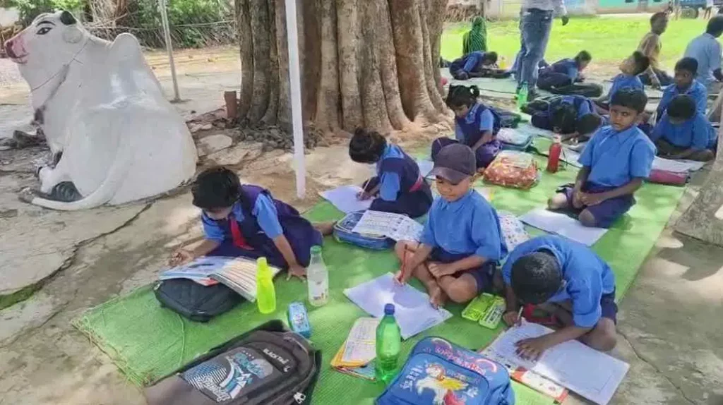 Villagers angry with the lack of teachers locked the school