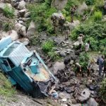 सीआरपीएफ का वाहन गहरी खाई में गिरा; तीन जवानों की मौत, 12 घायल