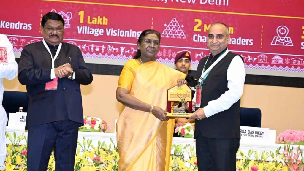 Adi Karmayogi Abhiyan National Conclave 2025: Dr. Lalit Shukla of Ambikapur district received the Outstanding State Master Trainer Award