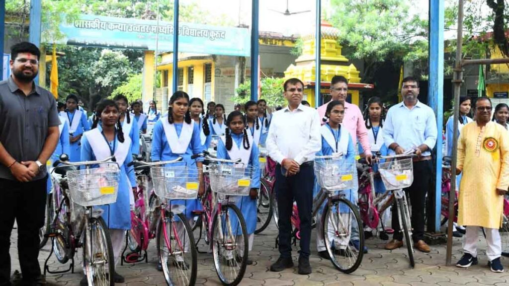 A company involved in the Bharatmala project distributed bicycles to girl students under CSR funds, making the path to education easier.