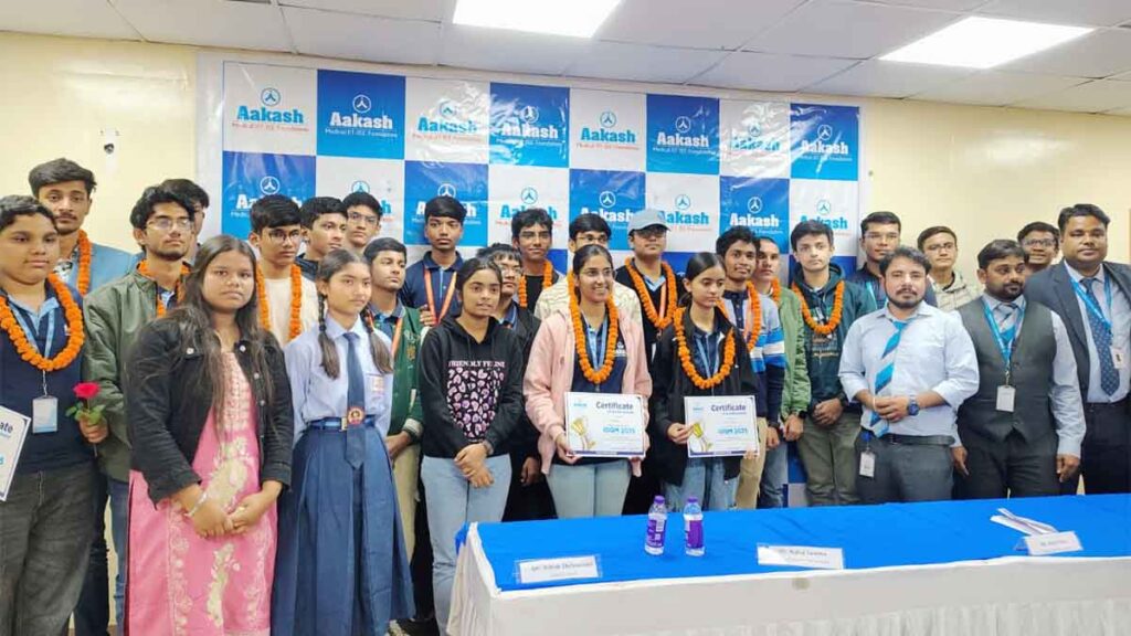 Aakash Institute felicitates top performing students of IOQM and ANTHE 2025 in Bilaspur