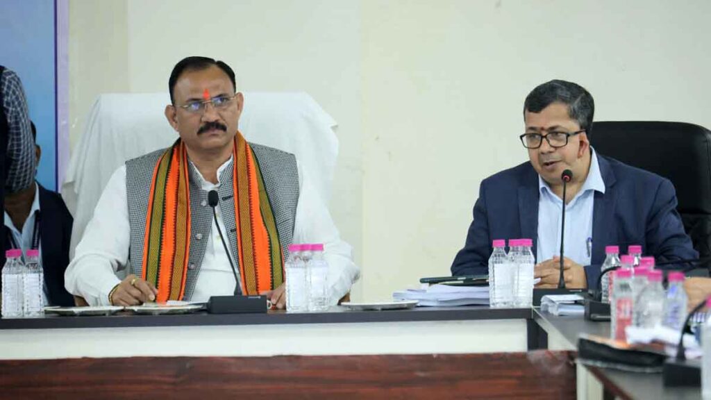 Health Minister Shyam Bihari Jaiswal has given instructions to strengthen health services in a mission mode.