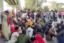 Administration's Proposal Rejected, Vehicles Set Ablaze; Why Have Employees in Noida Been on the Streets for 3 Days?