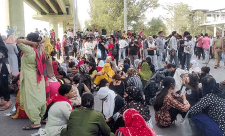 Administration's Proposal Rejected, Vehicles Set Ablaze; Why Have Employees in Noida Been on the Streets for 3 Days?