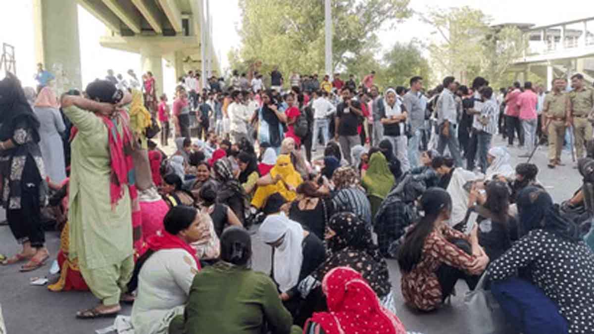 Administration's Proposal Rejected, Vehicles Set Ablaze; Why Have Employees in Noida Been on the Streets for 3 Days?